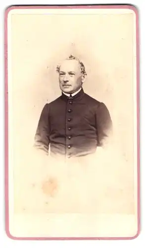 Fotografie E. Voelkel, Neisse, Portrait Geistlicher mit halbglatze im typischen Gewand