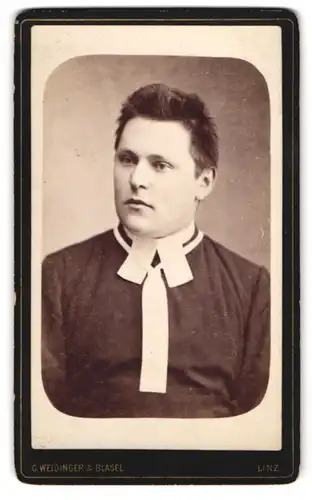 Fotografie C. Weidinger & Blasel, Linz, Promenade drei Mohren, Portrait junger Geistlicher