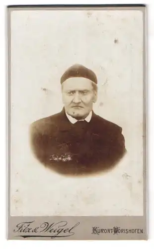 Fotografie Fitz & Weigel, Wörishofen, Portrait betagter Geistlicher mit Haube