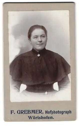 Fotografie F. Grebmer, Wörishofen, Portrait Ordensschwester mit Brosche & Anhänger