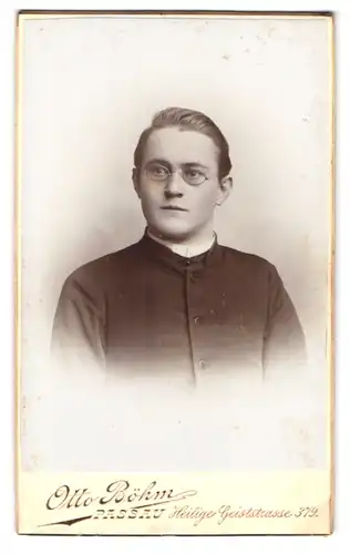 Fotografie Otto Böhm, Passau, Heilige Geiststrasse 379, Portrait junger Geistlicher mit Brille