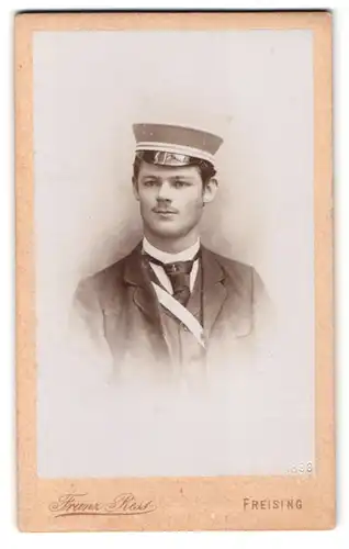 Fotografie Franz Ress, Freising, Portrait Student mit Schirmmütze & Schärpe