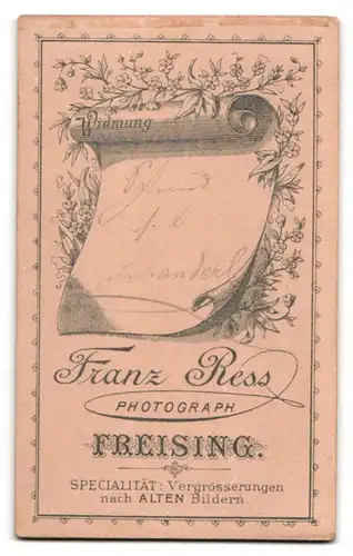 Fotografie Franz Ress, Freising, Portrait Student mit Schirmmütze & Schärpe
