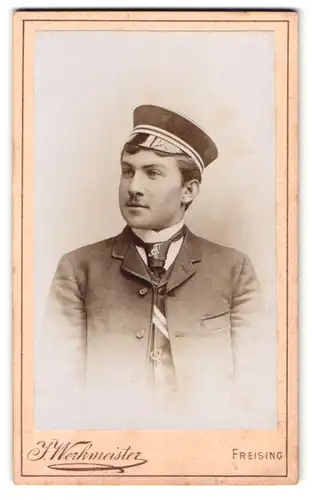 Fotografie J. Werkmeister, Freising, Amtsgerichtsgasse 445, Portrait Student mit Schirmmütze im Anzug