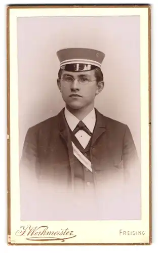 Fotografie J. Werkmeister, Freising, Amtsgerichtsgasse 445, Portrait Student mit Brille & Schirmmütze