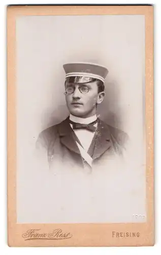 Fotografie Franz Ress, Freising, Portrait Student mit Zwicker & Schirmmütze