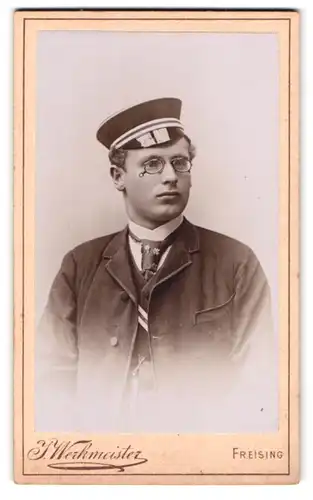 Fotografie J. Werkmeister, Freising, Amtsgerichtsgasse 445, Portrait Student mit Zwicker & Schirmmütze