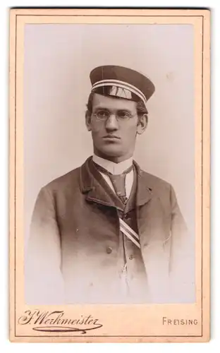 Fotografie J. Werkmeister, Freising, Amtsgerichtsgasse 445, Portrait Student mit Brille & Mütze im Anzug