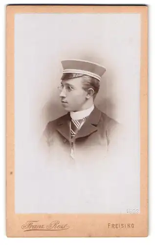 Fotografie Franz Ress, Freising, Portrait Studentmit Mütze & Brille im Profil