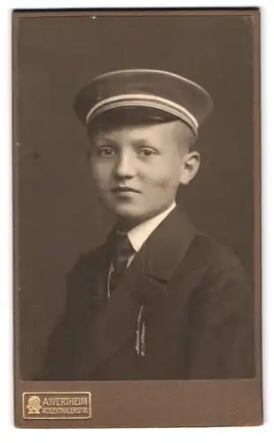 Fotografie A. Wertheim, Berlin, Rosenthalerstr., Portrait junger Student mit Schirmmütze