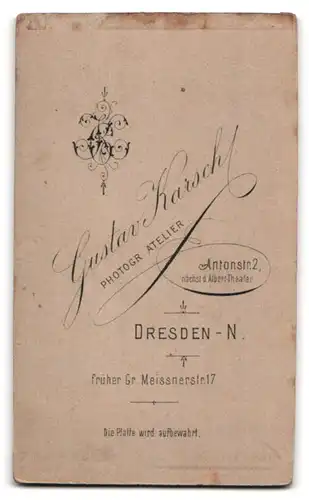 Fotografie Gustav Karsch, Dresden-N., Antonstrasse 2, Portrait kleines Mädchen im Kleid mit Rassel