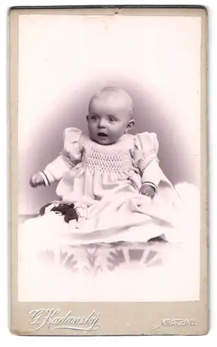 Fotografie G. Kadansky, Kratzau, Portrait süsses Kleinkind im weissen Kleid