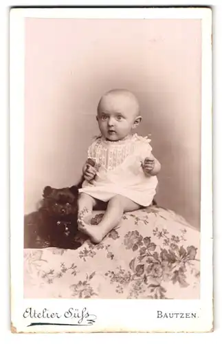 Fotografie Atelier Süss, Bautzen, Tuchmachergasse 20, Portrait süsses Kleinkind im weissen Hemd
