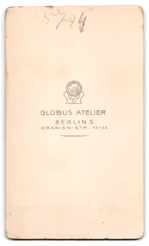 Fotografie Atelier Globus, Berlin-S., Oranien-Strasse 52-55, Portrait süsses Kleinkind im weissen Hemd