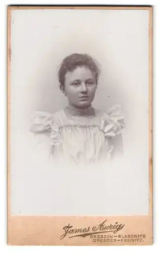 Fotografie James Aurig, Dresden-Blasewitz, Hain-Strasse 14, Portrait junge Dame mit Halskette