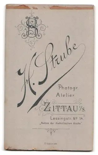 Fotografie H. Strube, Zittau i /S., Lessingstrasse 14, Portrait süsses Kleinkind im Kleid mit Latz