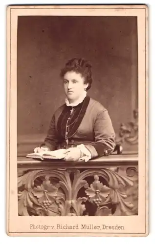 Fotografie Richard Müller, Dresden, Marienstrasse 26, Portrait bürgerliche Dame mit Kreuzkette und Buch