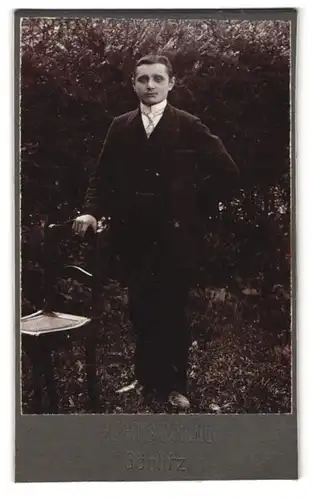 Fotografie Alphons Barraud, Görlitz, Portrait junger Herr im Anzug mit Krawatte