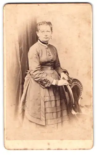 Fotografie Schwendler-Grossmann, Dresden, Gr. Meissner Gasse 9, Portrait bürgerliche Dame in zeitgenössischer Kleidung
