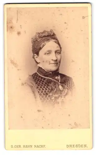 Fotografie G. Chr. Hahn Nachfolger, Dresden, Waisenhaus-Strasse 34, Portrait bürgerliche Dame mit Amulett