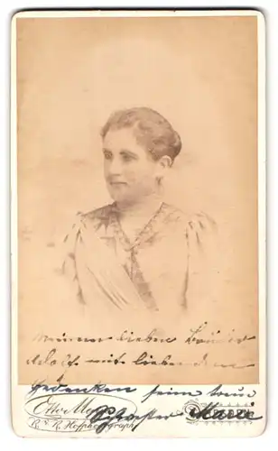 Fotografie Otto Mayer, Dresden, Pragerstrasse 40, Portrait junge Dame in hübscher Kleidung