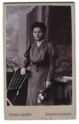 Fotografie Heinrich Wagner, Ehrenfriedersdorf, Portrait junge Dame in hübscher Kleidung