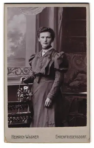 Fotografie Heinrich Wagner, Ehrenfriedersdorf, Chemnitzerstrasse, Portrait junge Dame im hübschen Kleid