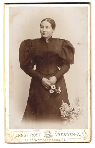 Fotografie Ernst Rost, Dresden, Wettinerstrasse 15, Portrait junge Dame in zeitgenössischer Kleidung