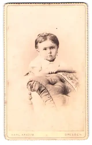 Fotografie Carl Arazim, Dresden, Amalienstrasse 23, Portrait kleines Mädchen in weisser Kleidung