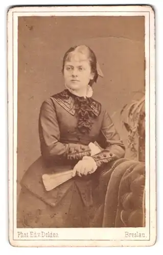 Fotografie Eduard van Delden, Breslau, Gartenstrasse 15 a, Portrait modisch gekleidete Dame mit Fächer