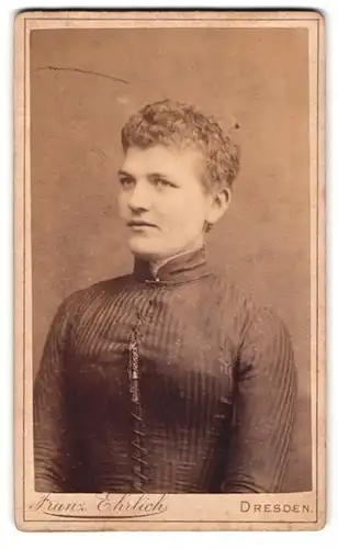 Fotografie Franz Ehrlich, Dresden, Königsbrückerstrasse 50, Portrait junge Dame in zeitgenössischer Kleidung