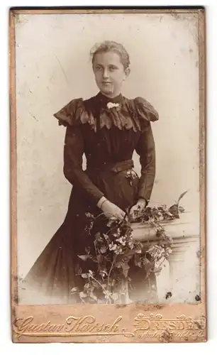 Fotografie Gustav Karsch, Dresden-N., Antonstrasse 2, Portrait junge Dame im Kleid