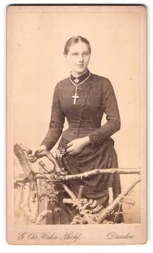 Fotografie G. Chr. Hahn Nachf., Dresden, Waisenhaus-Strasse 34, Portrait bürgerliche Dame mit Kreuzkette