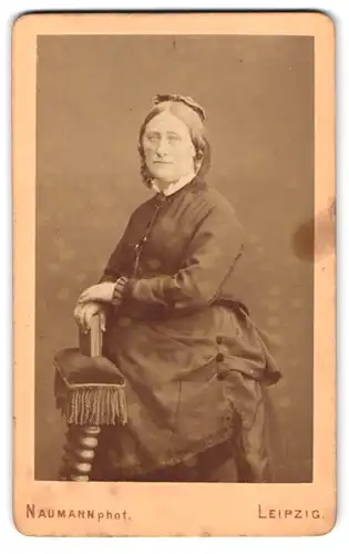 Fotografie Naumann, Leipzig, An der Promenade, Töpferplatz, Portrait bürgerliche Dame in modischer Kleidung