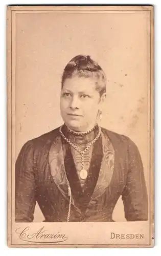 Fotografie Carl Arazim, Dresden, Amalienstrasse 17, Portrait modisch gekleidete Dame mit Amulett