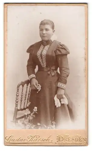 Fotografie Gustav Karsch, Dresden-N., Antonstrasse 2, Portrait junge Dame im modischen Kleid