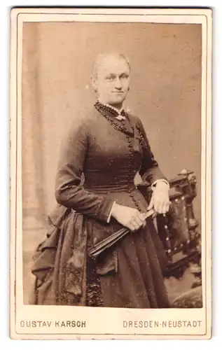 Fotografie Gustav Karsch, Dresden-N., Grosse Meissenerstrasse 17, Portrait junge Dame im bestickten Kleid