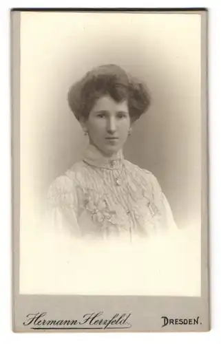 Fotografie Hermann Herzfeld, Dresden-A., Altmarkt, Portrait junge Dame in hübscher Kleidung