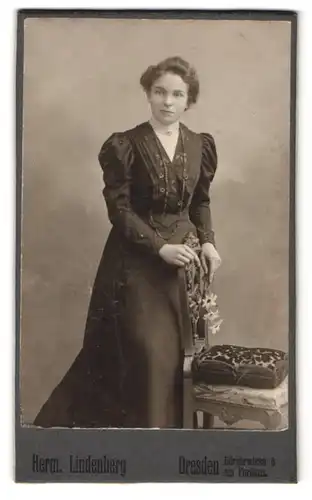 Fotografie Herm. Lindenberg, Dresden, Bürgerwiese 6, Portrait junge Dame in zeitgenössischer Kleidung
