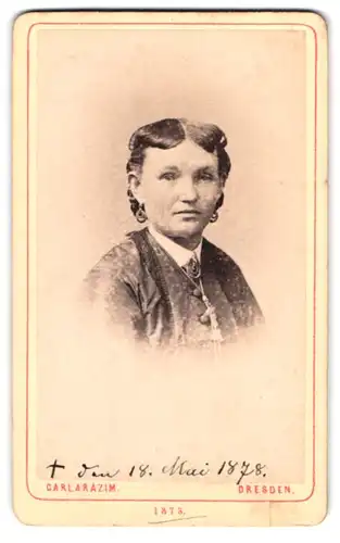 Fotografie Carl Arazim, Dresden, Amalienstrasse 17, Portrait bürgerliche Dame mit Kragenbrosche