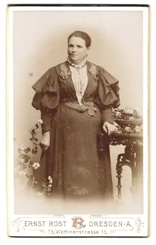 Fotografie Ernst Rost, Dresden, Wettinerstrasse 15, Portrait bürgerliche Dame in modischer Kleidung