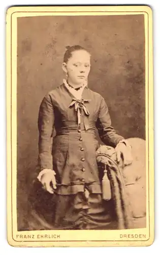 Fotografie Franz Ehrlich, Dresden-Altstadt, Georgplatz 12, Portrait junge Dame im Kleid