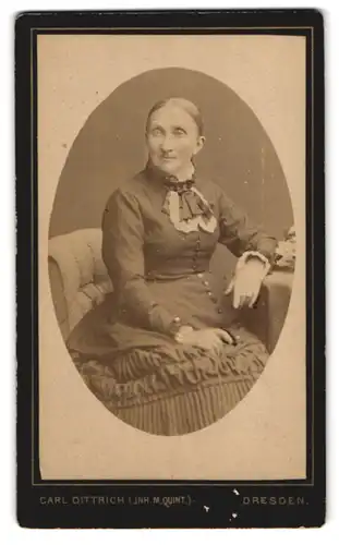 Fotografie Carl Dittrich, Dresden, Wettinerstrasse 15, Portrait ältere Dame im Kleid