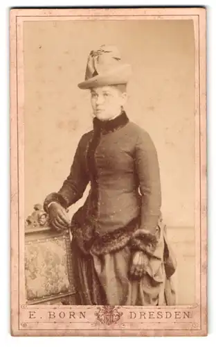 Fotografie E. Born, Dresden, Pragerstrasse 5, Portrait junge Dame in winterlicher Kleidung