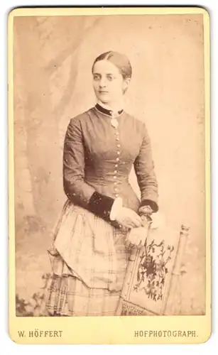 Fotografie W. Höffert, Dresden, See-Strasse 10, Portrait junge Dame im modischen Kleid