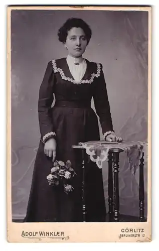 Fotografie Adolf Winkler, Görlitz, Berlinerstrasse 12, Portrait junge Dame im Kleid