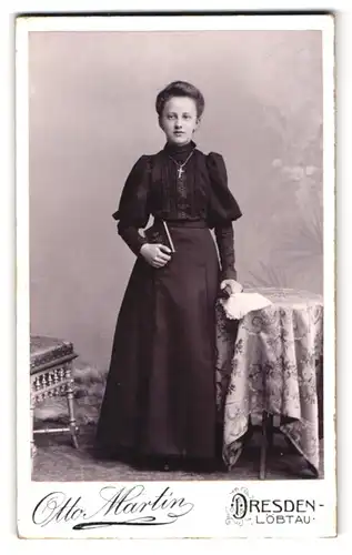 Fotografie Otto Martin, Dresden-Löbtau, Reisewitzerstrasse 18, Portrait junge Dame im Kleid mit Kreuzkette