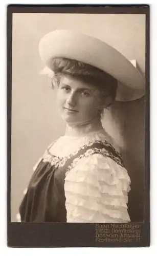 Fotografie E. Müller, Dresden-Altstadt, Ferdinand-Strasse 11, Portrait junge Dame mit einem Hut
