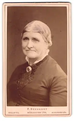 Fotografie F. Benckert, Halle a /S., Gr. Ulrich-Strasse 28, Portrait ältere Dame mit Kragenbrosche