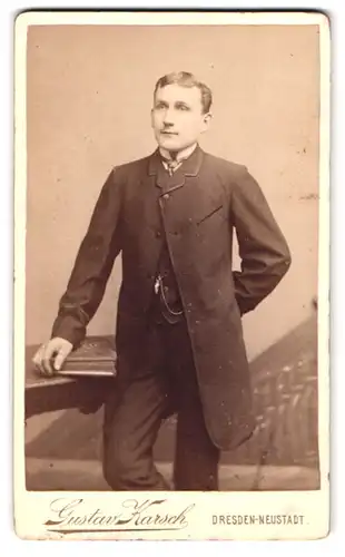 Fotografie Gustav Karsch, Dresden-Neustadt, Gr. Meissenerstrasse 17, Portrait junger Herr in modischer Kleidung